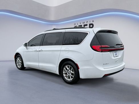 Used 2022 Chrysler Pacifica Touring-L image 3