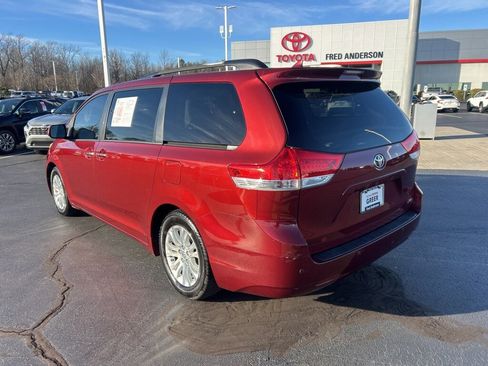 Used 2013 Toyota Sienna XLE image 19