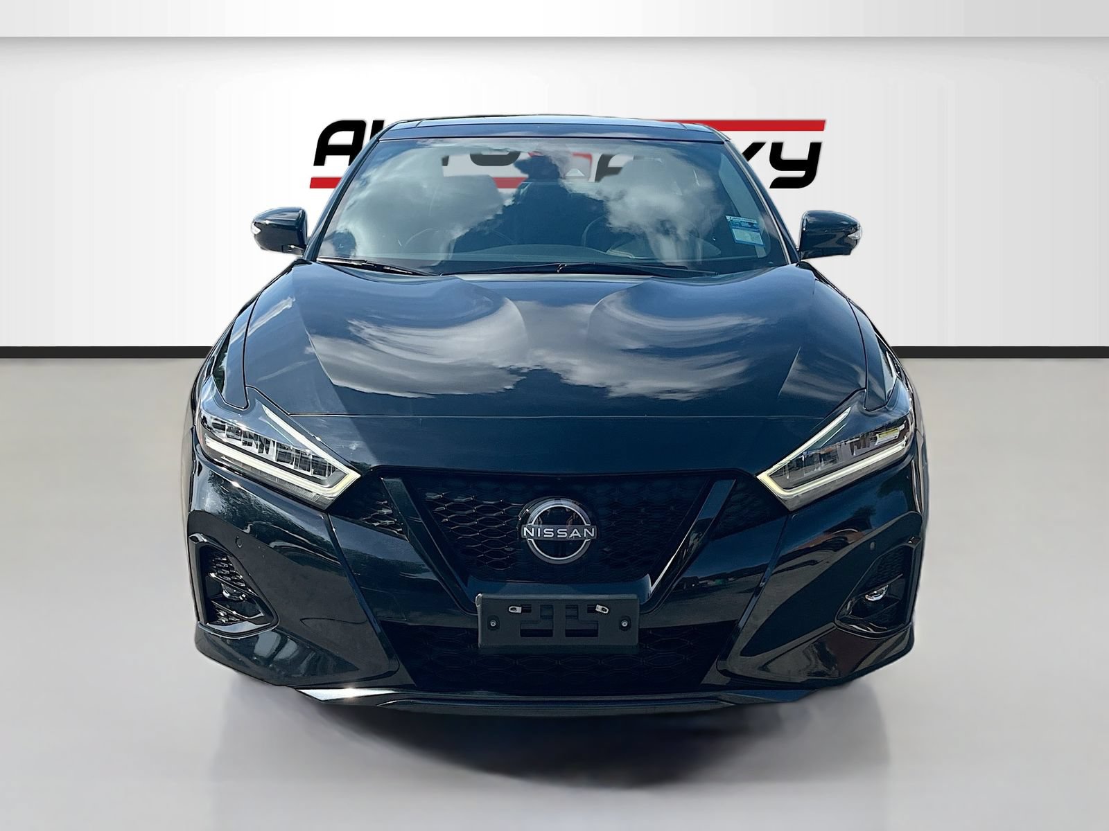 Used 2023 Nissan Maxima SR w/ Sport Mat Group FWD image 2