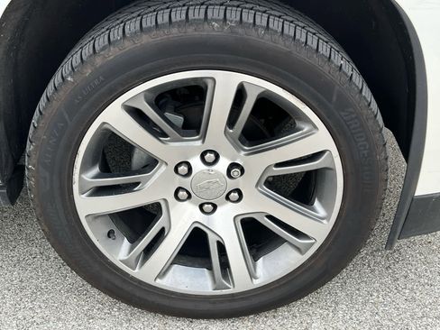 Used 2017 Cadillac Escalade Premium Luxury AWD/4WD image 3
