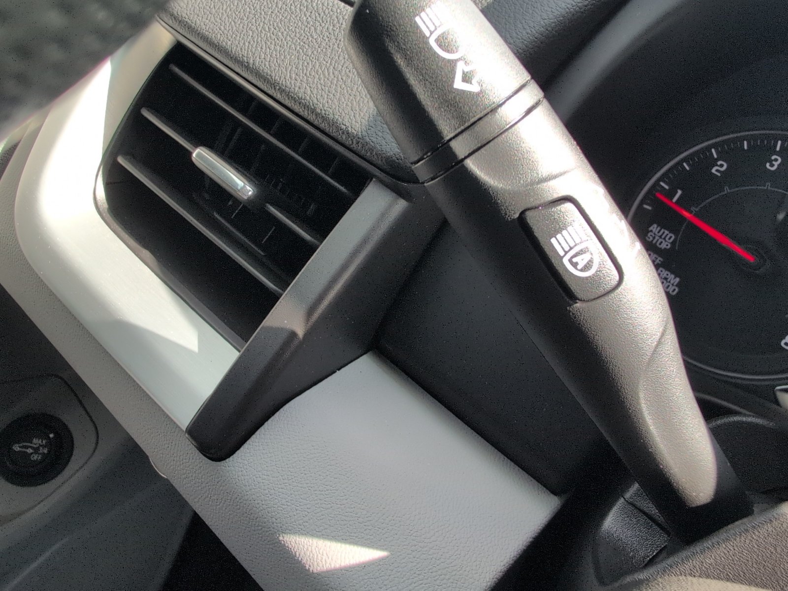 Used 2024 GMC Terrain SLE w/ Driver Convenience Package FWD image 25