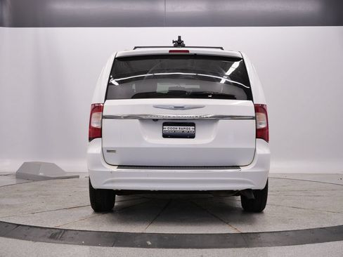 Used 2014 Chrysler Town & Country Touring FWD image 4