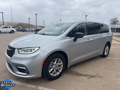 Used 2024 Chrysler Pacifica Touring-L FWD image 8