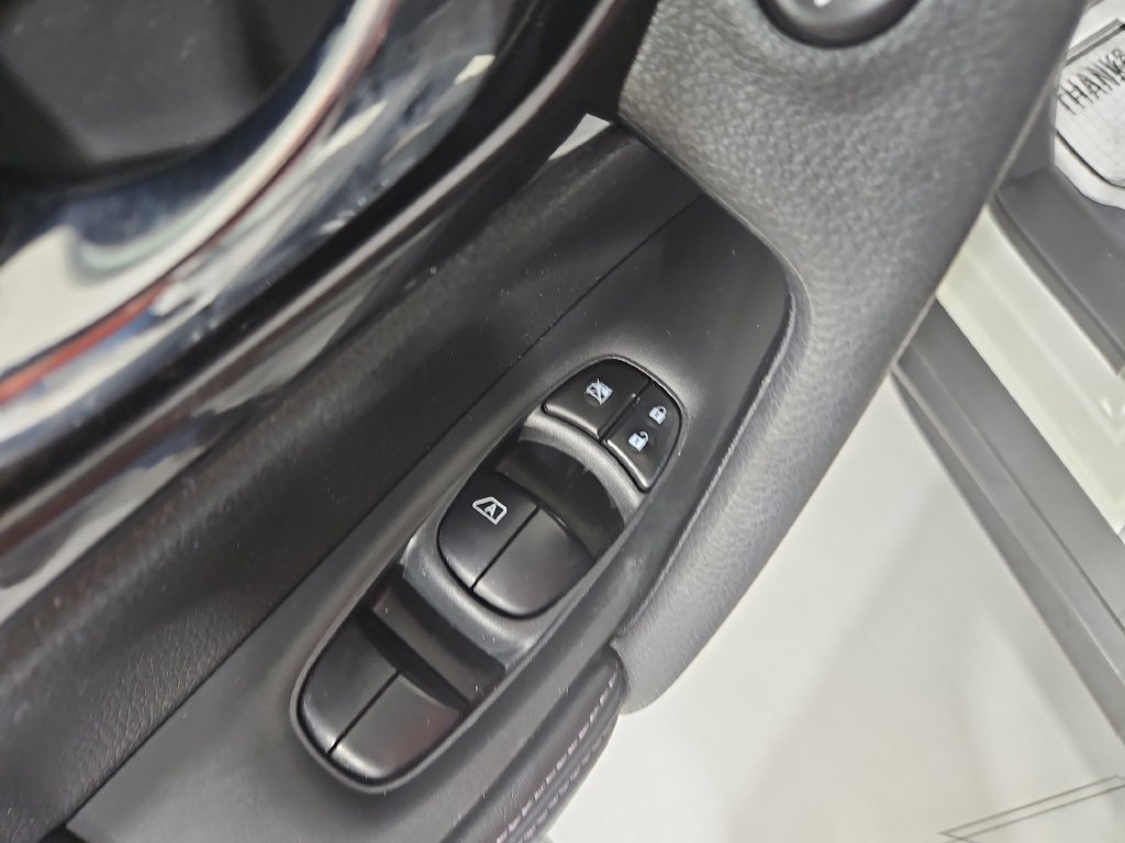 Used 2017 Nissan Rogue SV AWD/4WD image 12