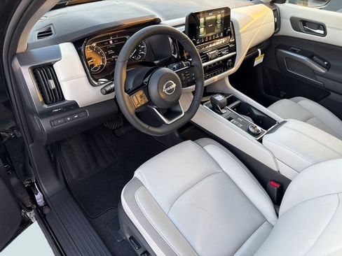 New 2025 Nissan Pathfinder SL image 4