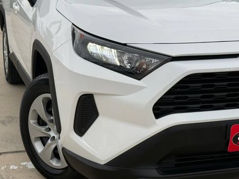Used 2021 Toyota RAV4 LE FWD image 3