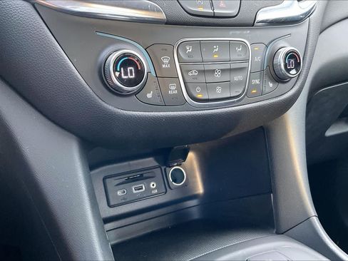 Used 2024 Chevrolet Equinox LT FWD image 32