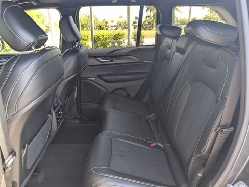 Used 2025 Jeep Grand Cherokee Altitude AWD/4WD image 16