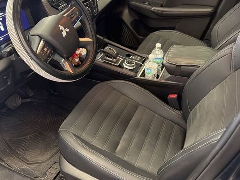 Used 2024 Mitsubishi Outlander SE Black Edition AWD/4WD image 2