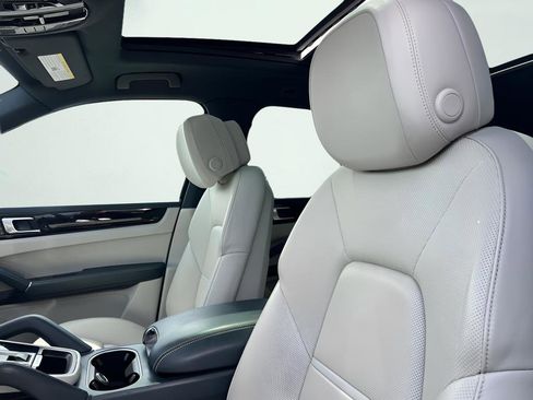 Used 2021 Porsche Cayenne AWD/4WD image 40