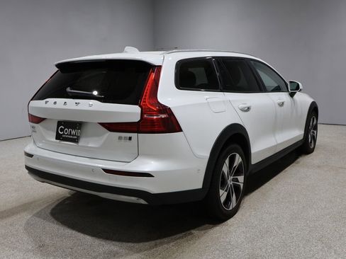 Used 2025 Volvo V60 B5 Cross Country Plus image 2