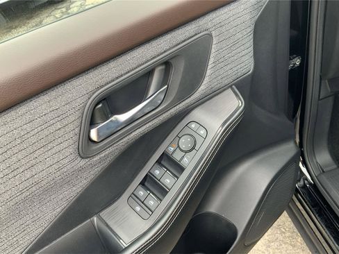 Used 2023 Nissan Rogue SV image 20