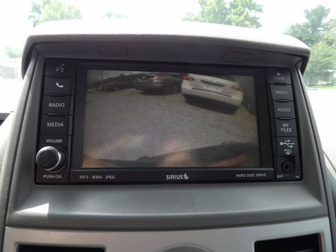 Used 2010 Chrysler Town & Country Touring w/ Entertainment Group #2 FWD image 17