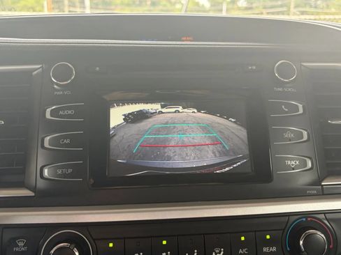 Used 2018 Toyota Highlander LE AWD/4WD image 33