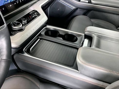 Used 2025 Ford Expedition Active RWD image 17
