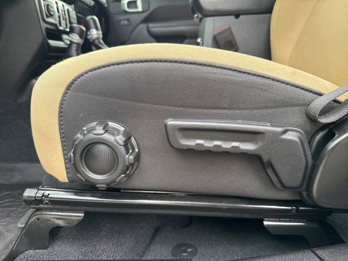 Used 2023 Jeep Gladiator Willys image 12