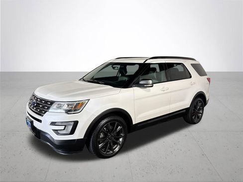 Used 2017 Ford Explorer XLT w/ Equipment Group 202A AWD/4WD image 2