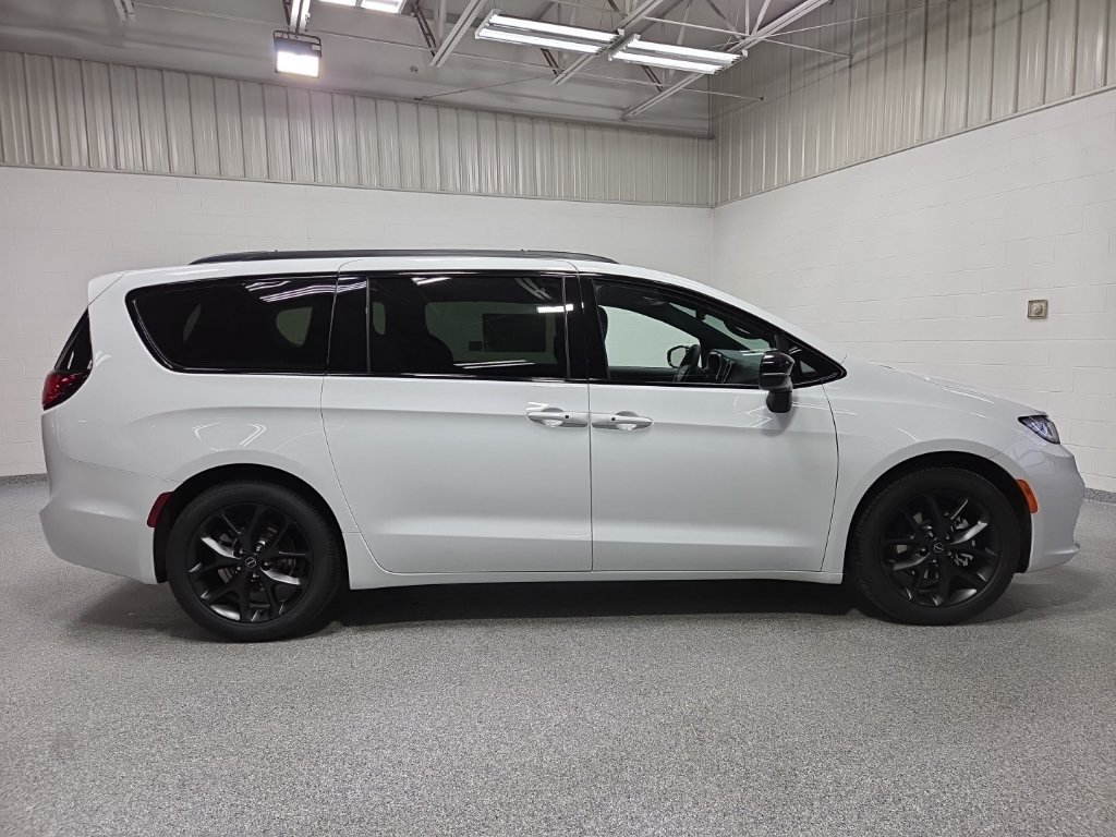 New 2026 Chrysler Pacifica Select w/ S Appearance Package FWD image 8