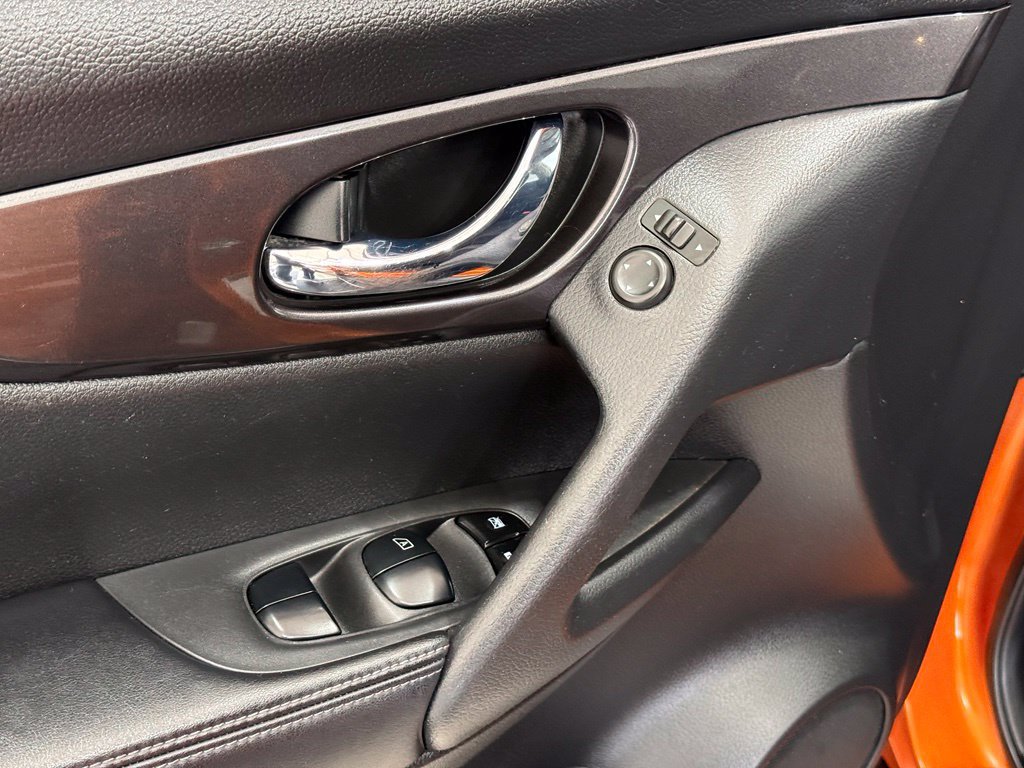Used 2020 Nissan Rogue SV FWD image 16