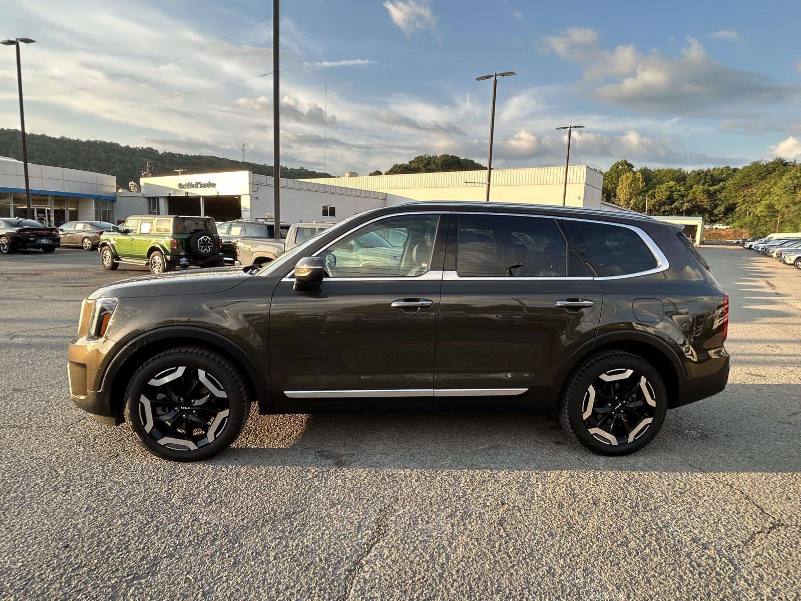 Used 2025 Kia Telluride S FWD image 4