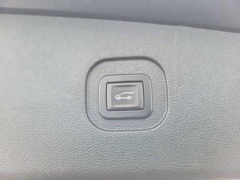 Used 2016 Chevrolet Equinox LTZ w/ Enhanced Convenience Package image 18