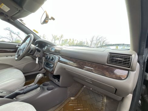 Used 2005 Chrysler Sebring Limited image 28