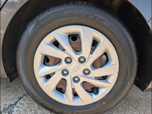 Used 2020 Hyundai Elantra SE FWD image 25