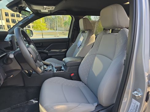 Used 2025 Toyota Tacoma SR5 AWD/4WD image 17