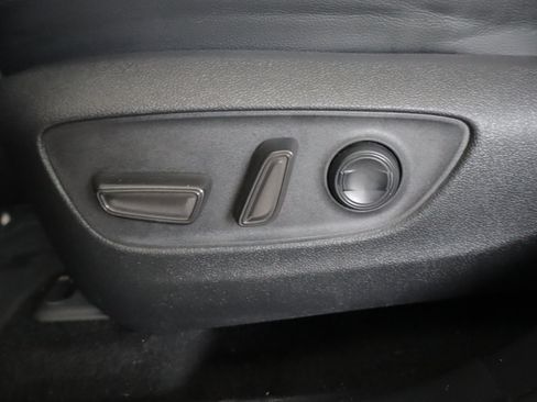 Used 2021 Toyota Highlander XLE AWD/4WD image 13