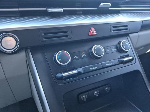 Used 2023 Kia Carnival LX image 25