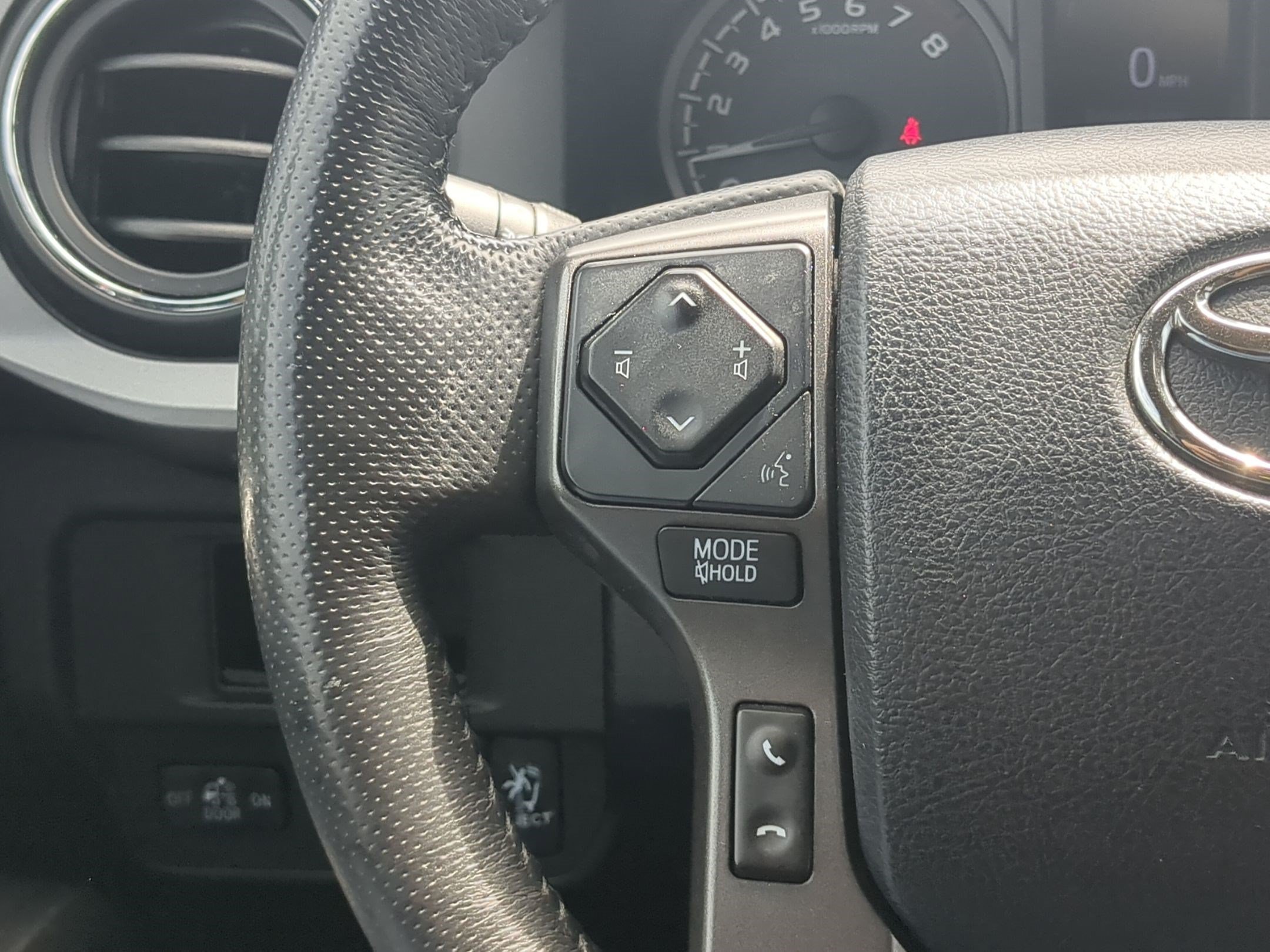 Used 2017 Toyota Tacoma TRD Sport w/ Tow Package (A/T) AWD/4WD image 19