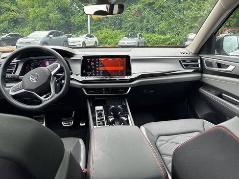 Certified 2025 Volkswagen Atlas Peak Edition SE AWD/4WD image 15