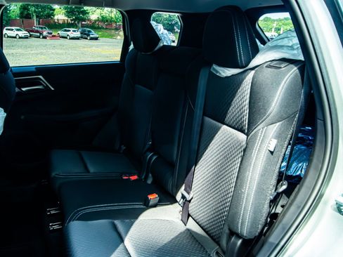 New 2025 Mitsubishi Outlander ES image 14