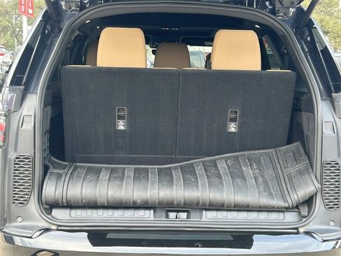 Used 2024 Land Rover Discovery Dynamic SE image 12