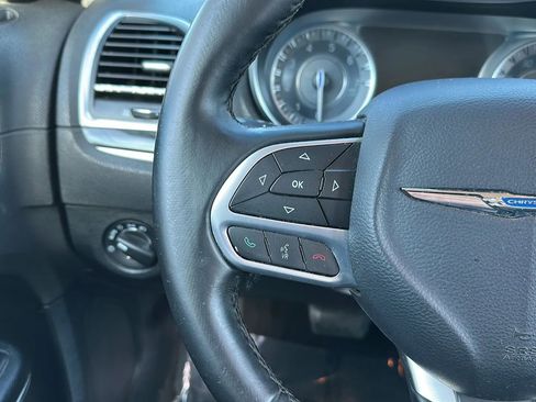 Used 2017 Chrysler 300 Limited image 28
