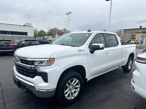 Used 2022 Chevrolet Silverado 1500 LT AWD/4WD image 3