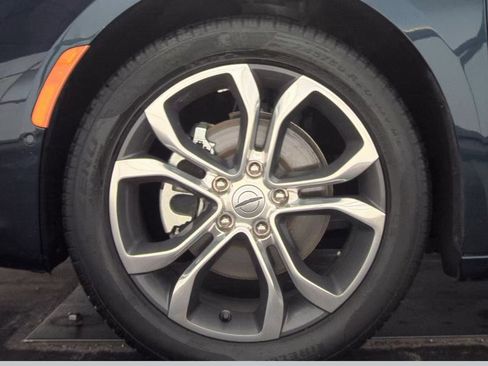 Used 2024 Chrysler Pacifica Pinnacle image 5