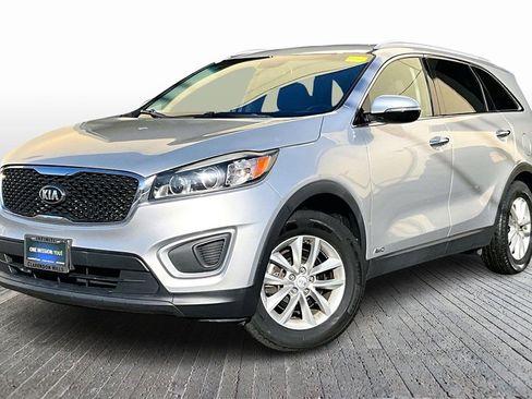 Used 2018 Kia Sorento LX image 3