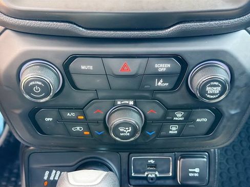 Used 2023 Jeep Renegade Latitude AWD/4WD image 17