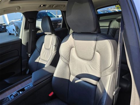 Used 2021 Volvo XC60 T5 Momentum w/ Advanced Package image 21