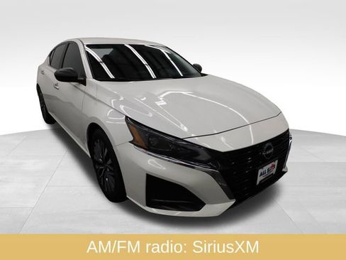 Used 2024 Nissan Altima 2.5 SV image 2