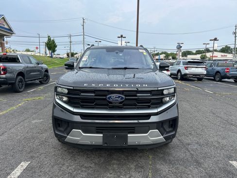 Used 2025 Ford Expedition Max Platinum w/ Driver's Package AWD/4WD image 2