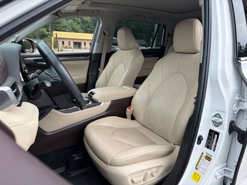 Used 2022 Toyota Highlander Platinum AWD/4WD image 19