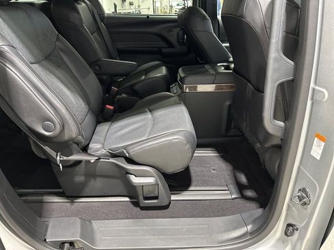 Used 2025 Toyota Sienna Platinum image 19