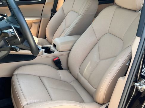 Certified 2025 Porsche Macan AWD/4WD image 5
