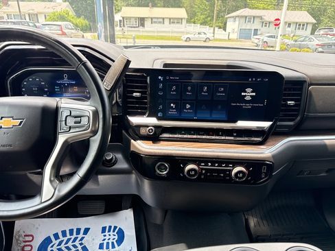 Used 2023 Chevrolet Silverado 1500 LT AWD/4WD image 17