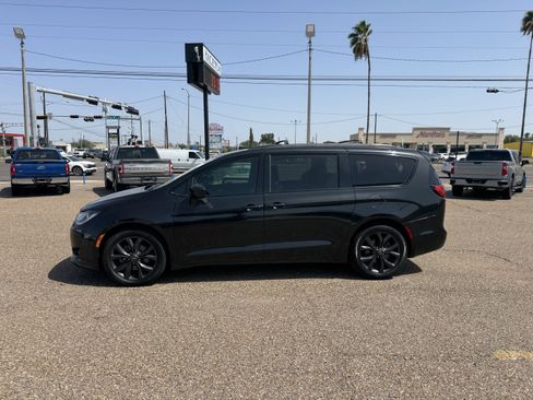 Used 2019 Chrysler Pacifica Touring-L w/ S Appearance Package FWD image 2