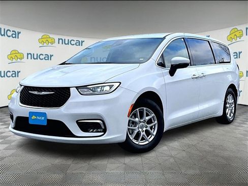 Used 2023 Chrysler Pacifica Touring-L image 12