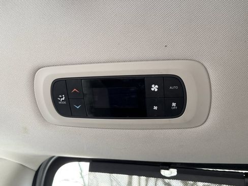 Used 2017 Chrysler Pacifica Touring-L w/ Tire & Wheel Group image 14