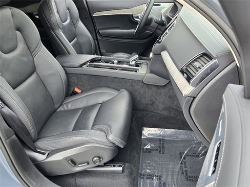 Used 2023 Volvo XC90 T8 Ultimate w/ Lounge Package image 17